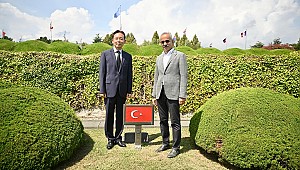 Ulaştırma ve Altyapı Bakanı Uraloğlu, Güney Kore'deki Birleşmiş Milletler Anıt Mezarlığı'nı ziyaret etti