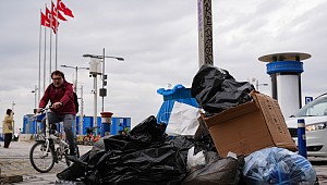 İzmir'de sokaklarda çöp yığınları oluştu